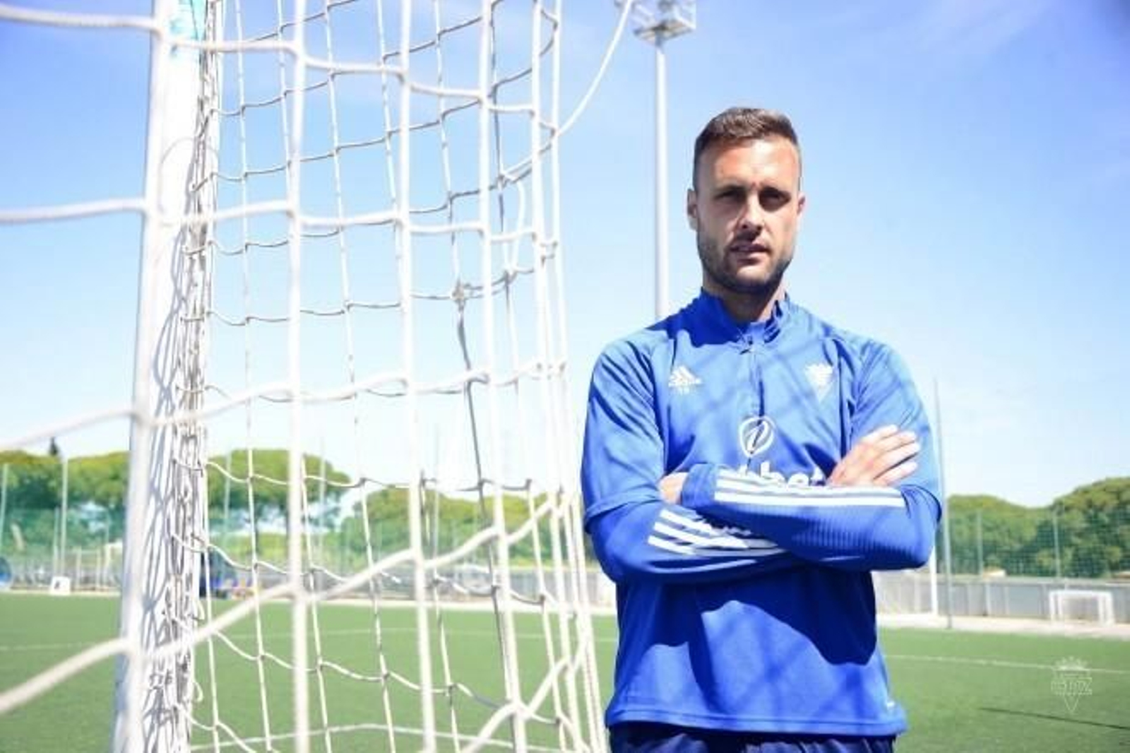 Posado de Juan Cala en las instalaciones de El Rosal.