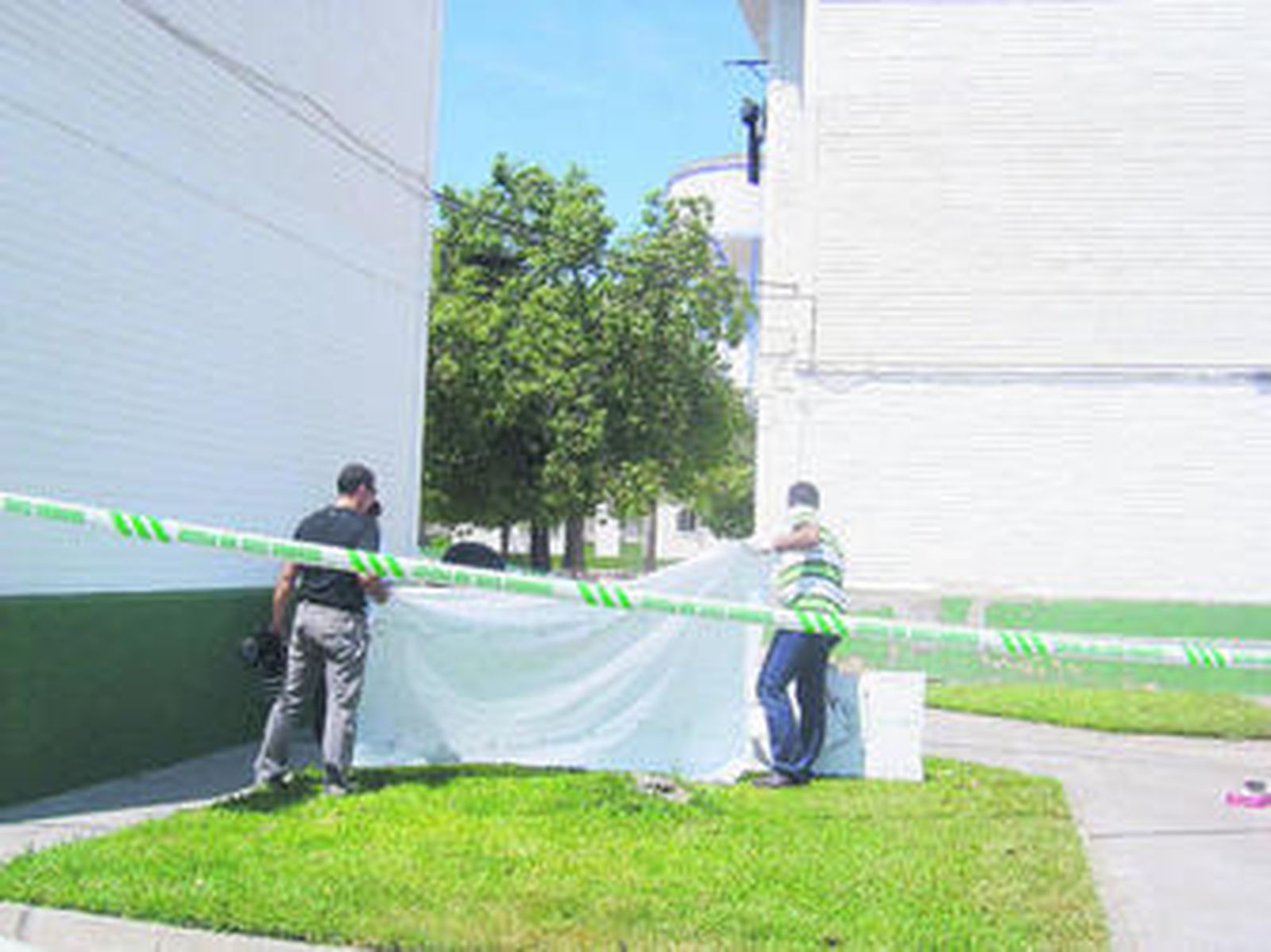 La Guardia Civil acordona y tapa los restos antes de verificarse que era un animal.