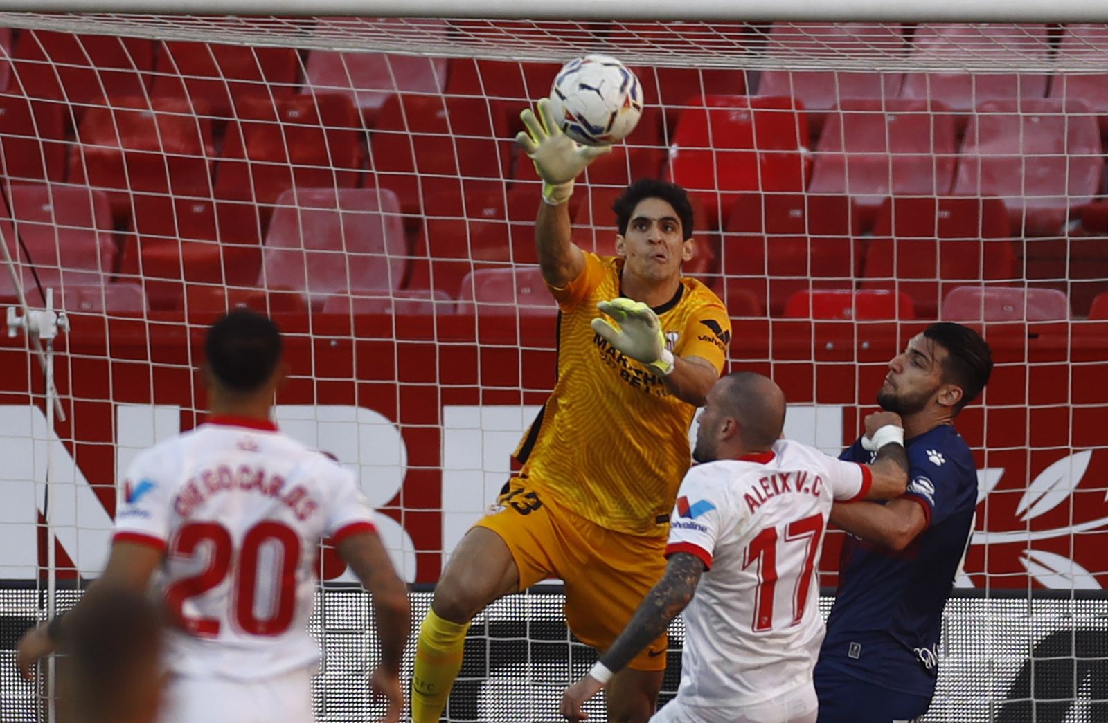Bono sale con fuerza para ganar un balón por arriba ante Aleix Vidal y Rafa Mir.