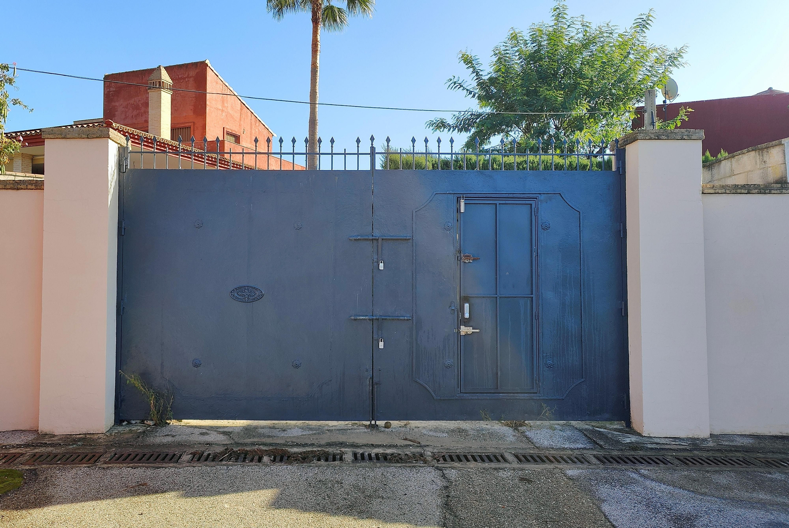 Puerta de la urbanización Villa de Montesillos