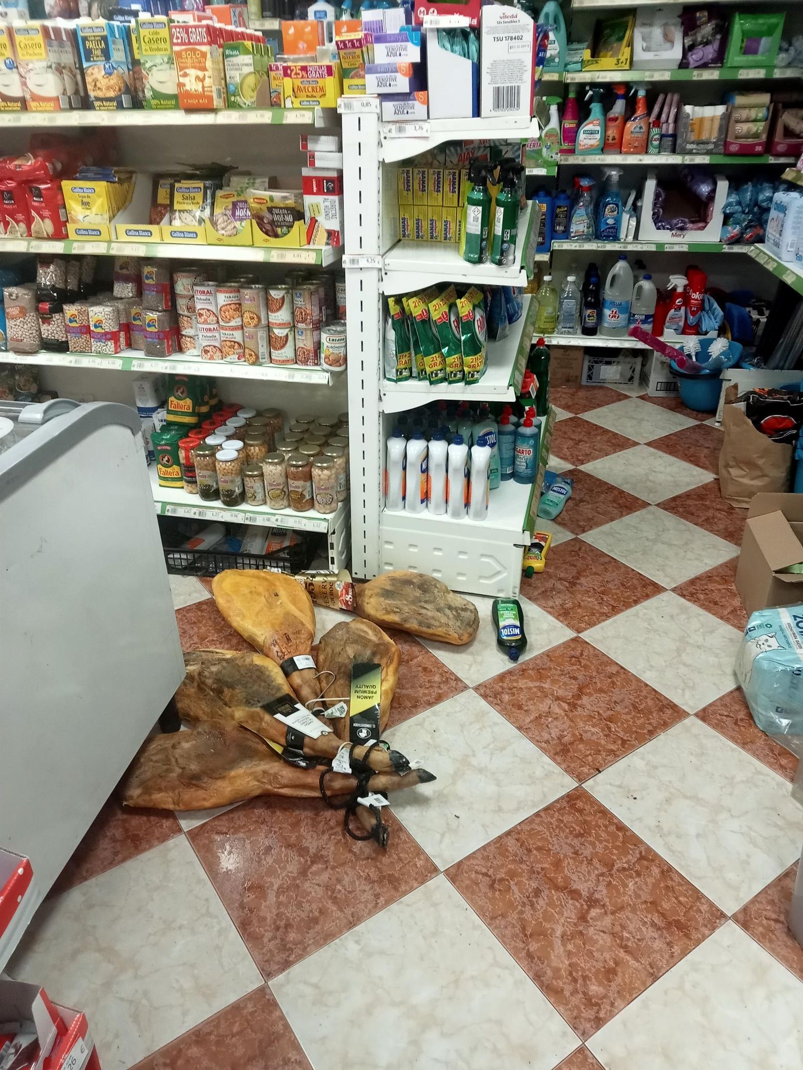 Varios jamones en el suelo del supermercado listos para ser robados.