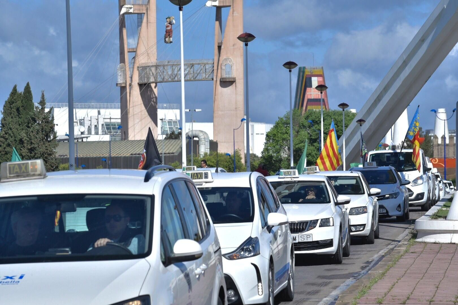 Protesta de taxis en Sevilla por el puente de la Barqueta.
