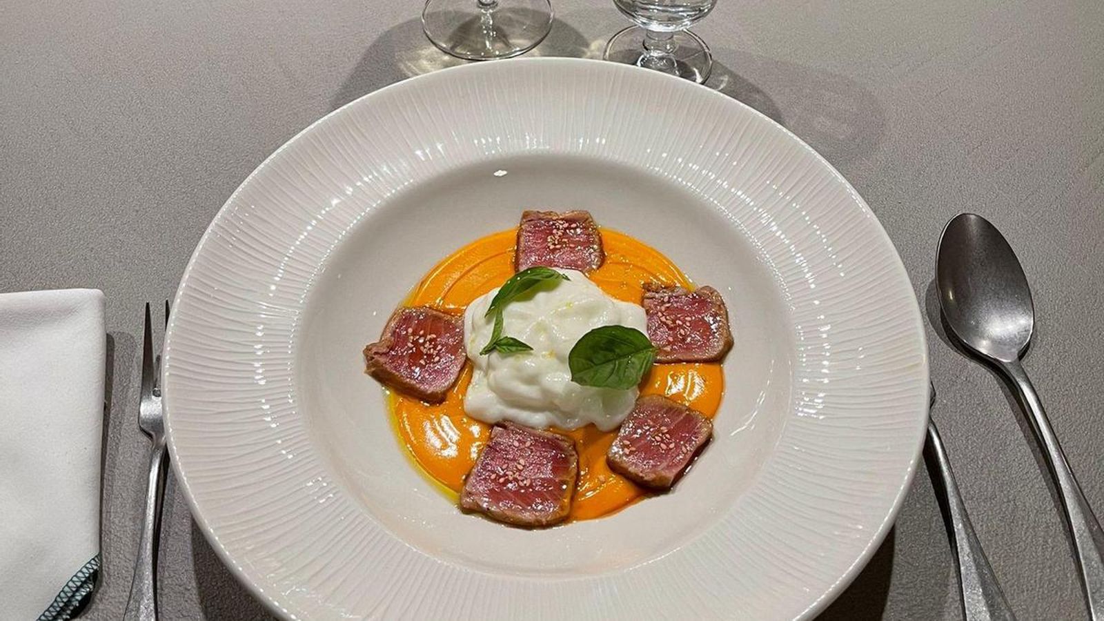 Salmorejo picante con tataki de atún rojo y espuma de burrata