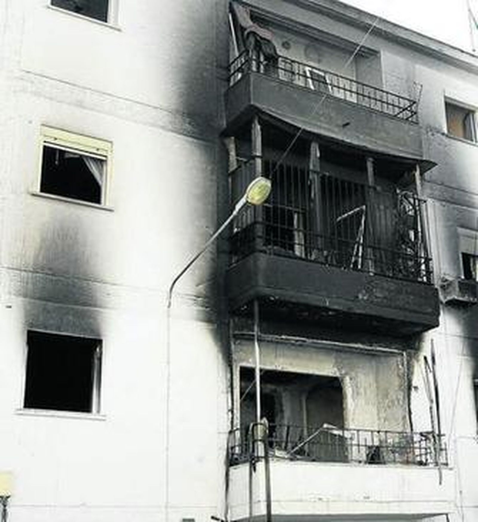 Estado en el que quedó la fachada del edificio tras el incendio.