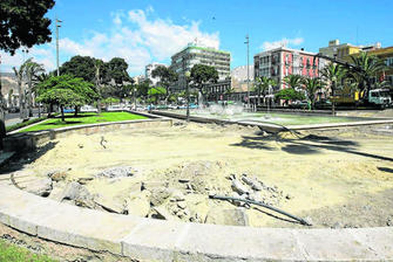 Buena parte del enlosado ya ha sido levantado.