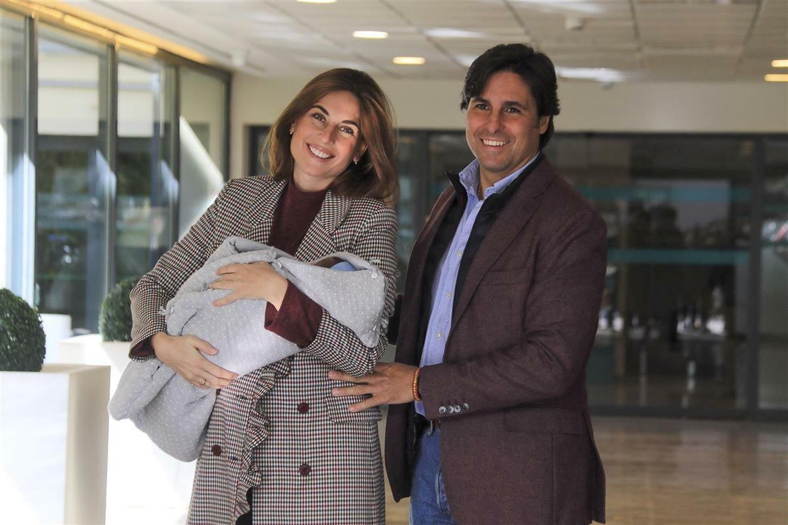 Francisco Rivera y Lourdes Montes, saliendo del hospital con su hijo recién nacido el pasado enero.