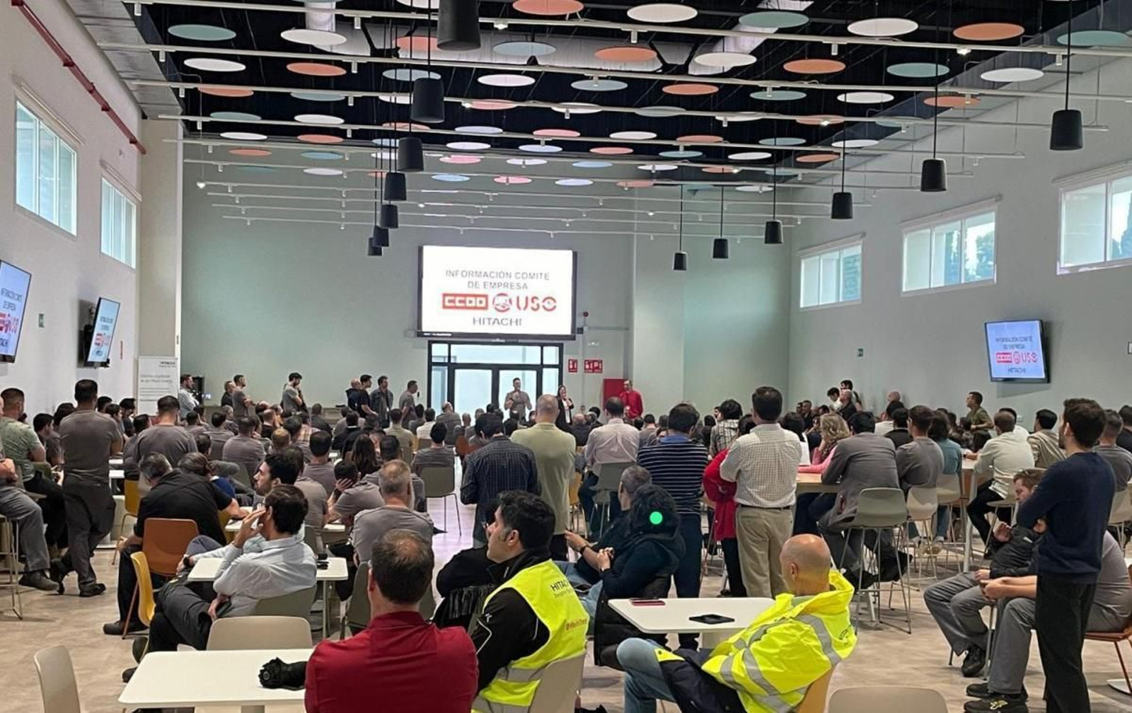 Imagen de la asamblea de trabajadores de Hitachi en la que se decidió ir a la huelga.