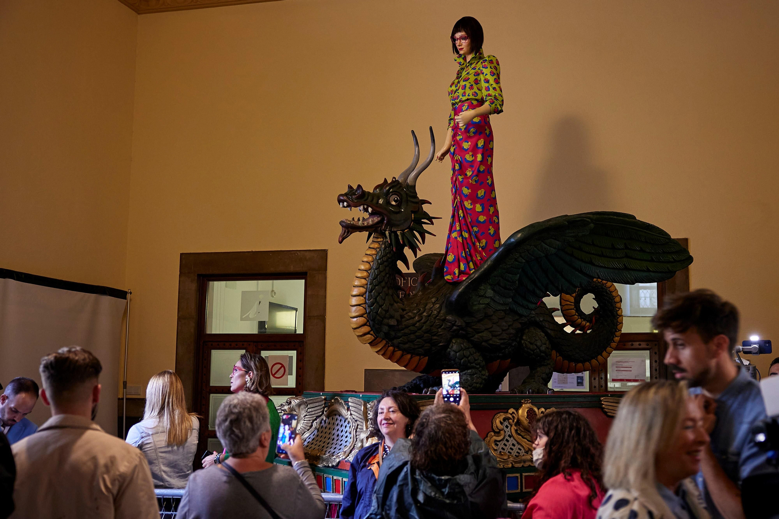 Todas las imágenes de la Tarasca, que no ha podido salir por la lluvia, y el modelo diseñado por María Francés