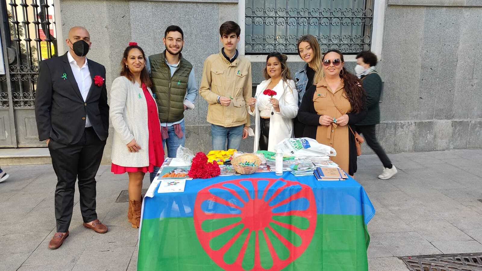 Mesa de La Fundación Secretariado Gitano en la calle Lancería, a la altura de la plaza del Arenal.
