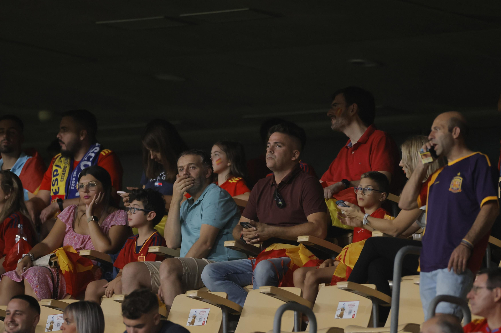 Búscate en las fotos del España-Escocia