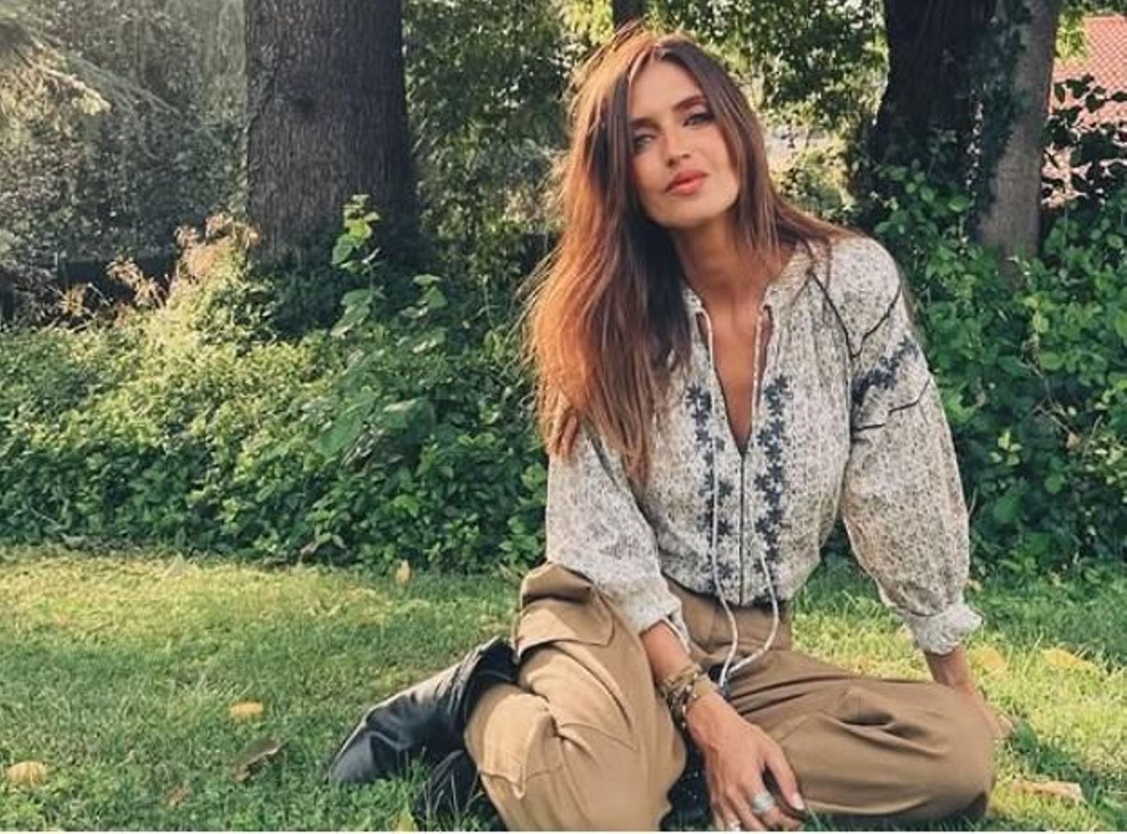 Acaban de llegar a Sfera las blusas boho más bonitas que desearás llevar con vaqueros de campana y botas cowboy este otoño.