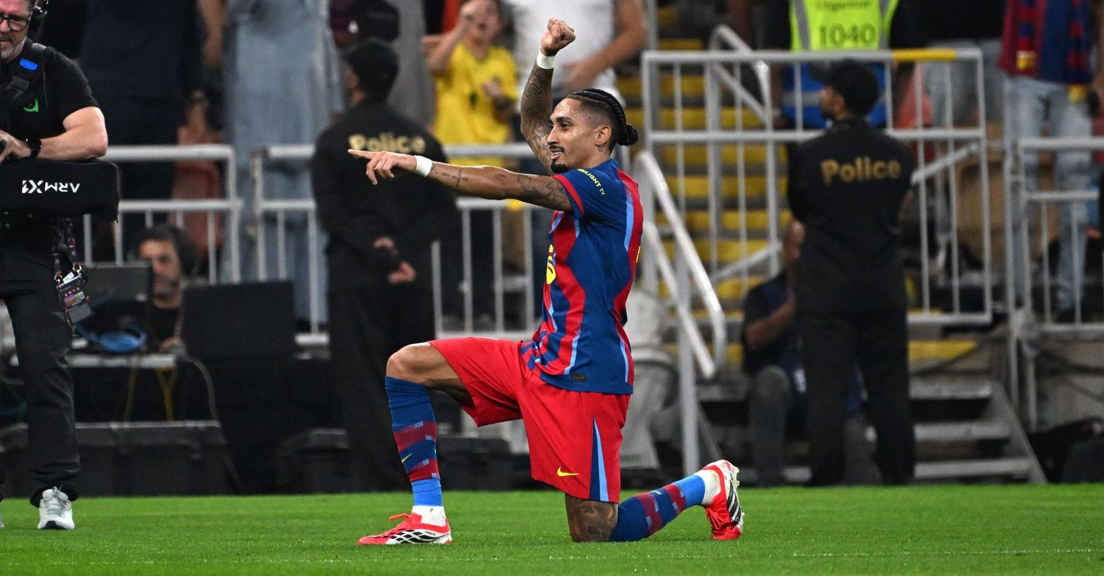 Raphinha celebra uno de los tantos en la goleada al Athletic.
