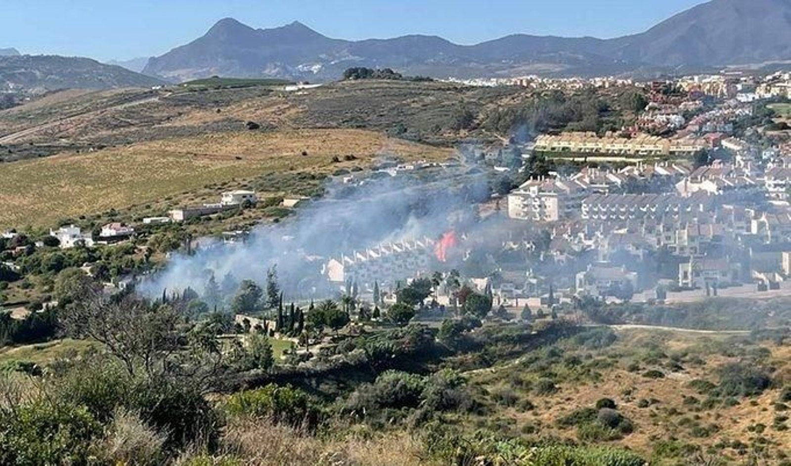 Un incendio en Manilva ya extinguido obliga al desalojo preventivo de 300 personas Un incendio en Manilva ya extinguido obliga al desalojo preventivo de 300 personas
