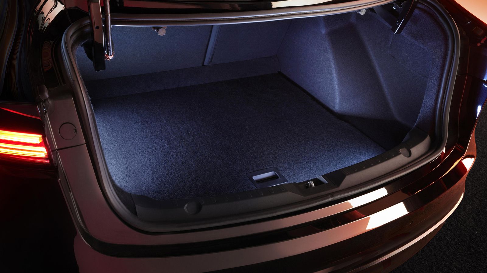 El maletero alcanza los 411 litros de capacidad, si bien en la práctica serán algunos menos por el tipo de articulación -cuellos de cisne que roban espacio útil- para la tapa del maletero.