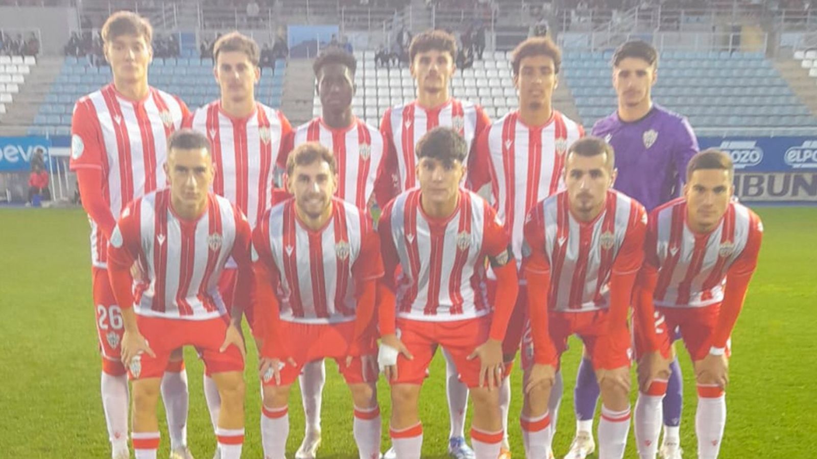 Los once protagonistas iniciales del equipo rojiblanco en su visita al Artés Carrasco.