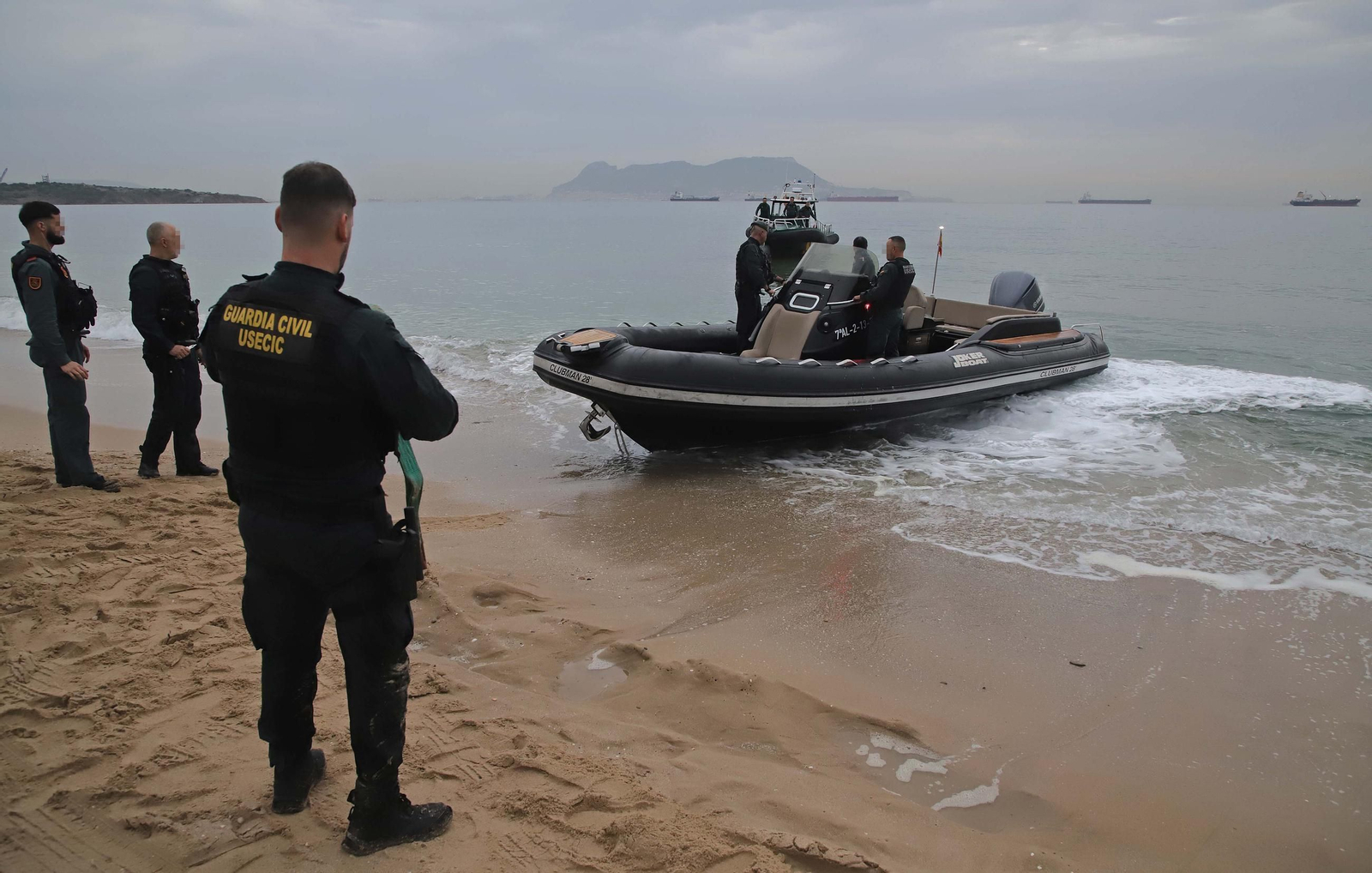 Fotos de la embarcación varada en la playa de Getares en Algeciras