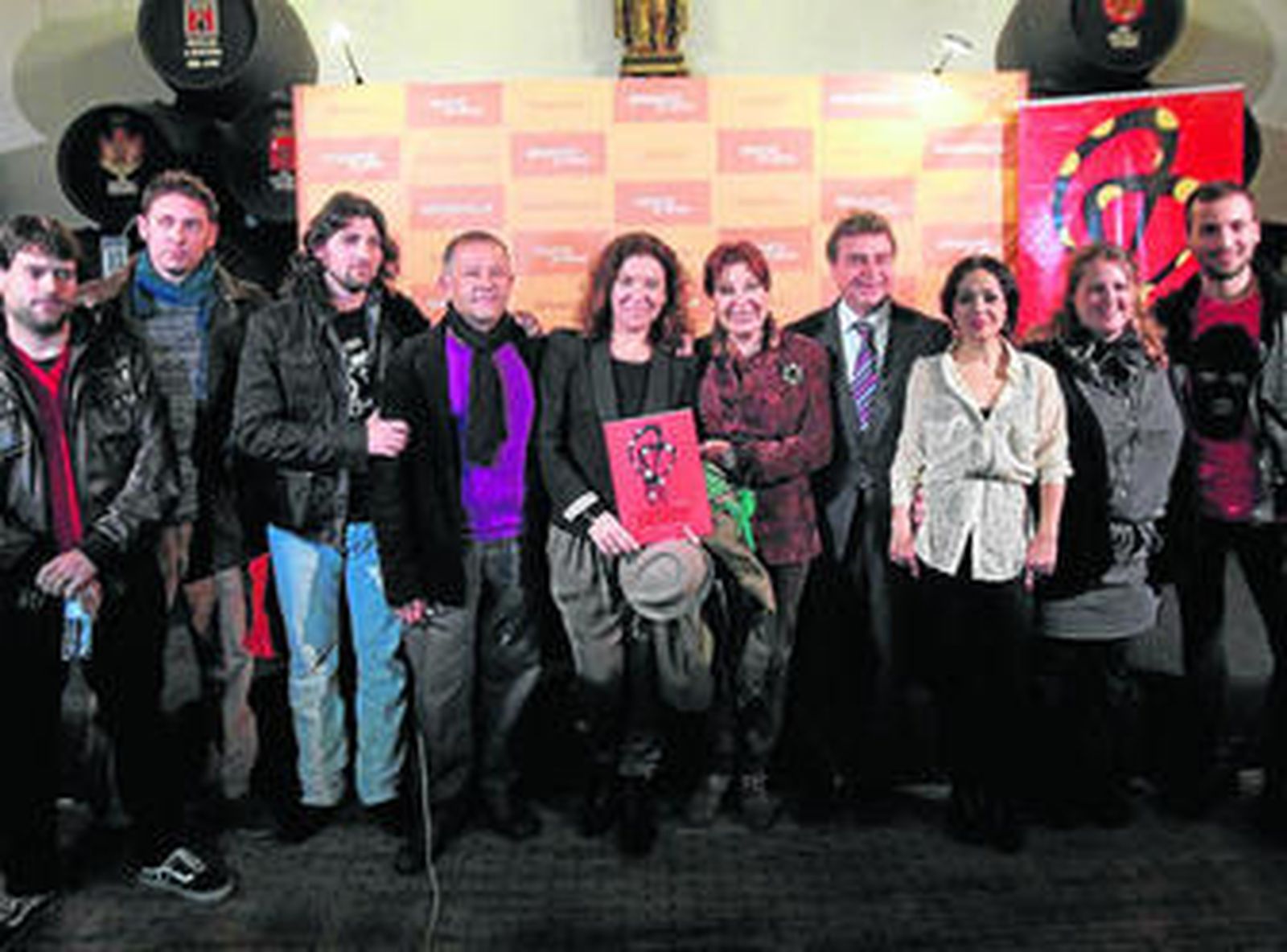 Isamay Benavente y Antonio Real, junto a otros artistas, en la presentación del Festival.