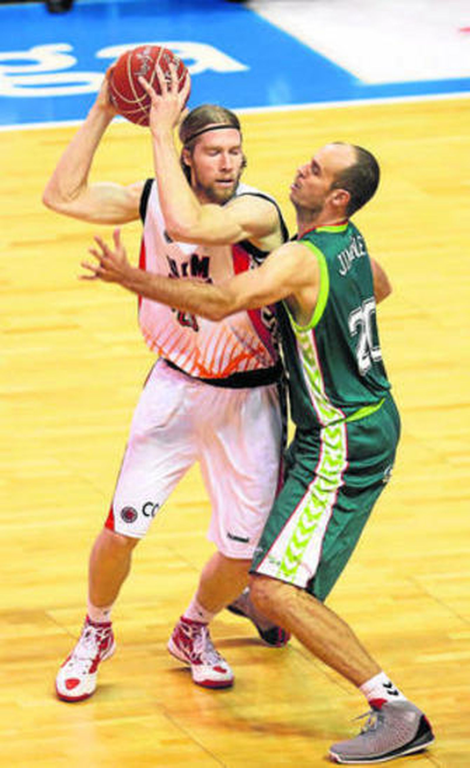 Carlos Jiménez defiende a David Barlow.