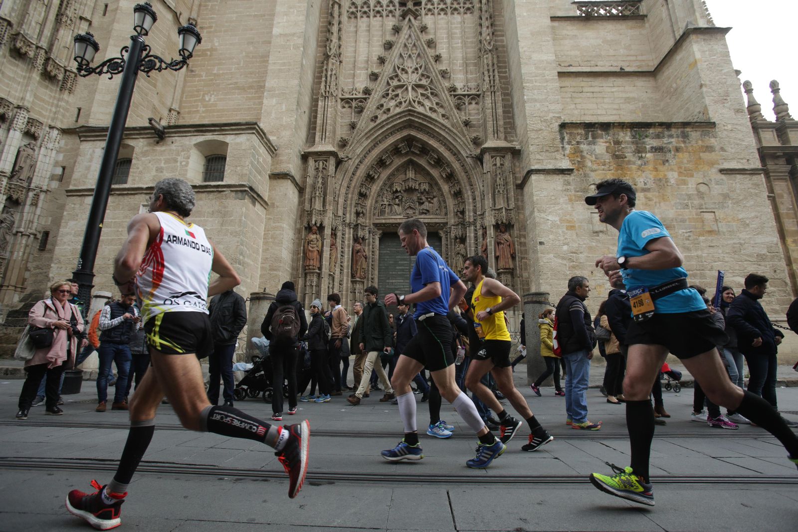 Un momento de la Zurich Maratón por el centro de Sevilla.