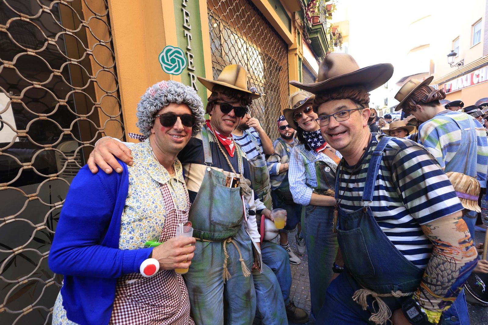 Búscate en las fotos de la cabalgata del Carnaval de La Línea 2026