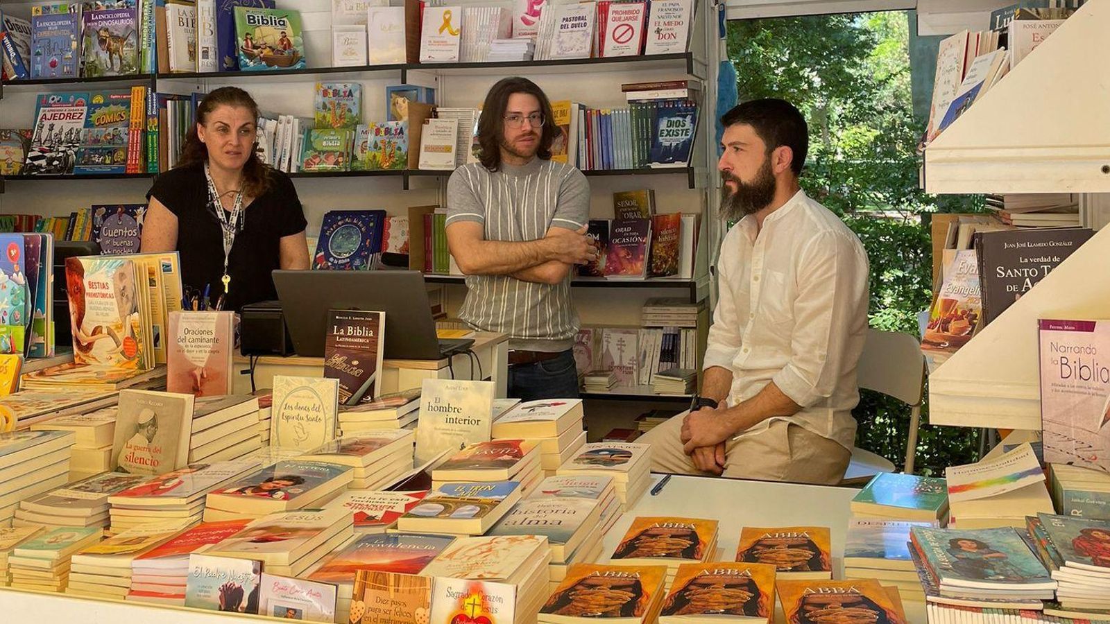 Jose Chamorro durante su firma en la Feria del Libro de Madrid este año.