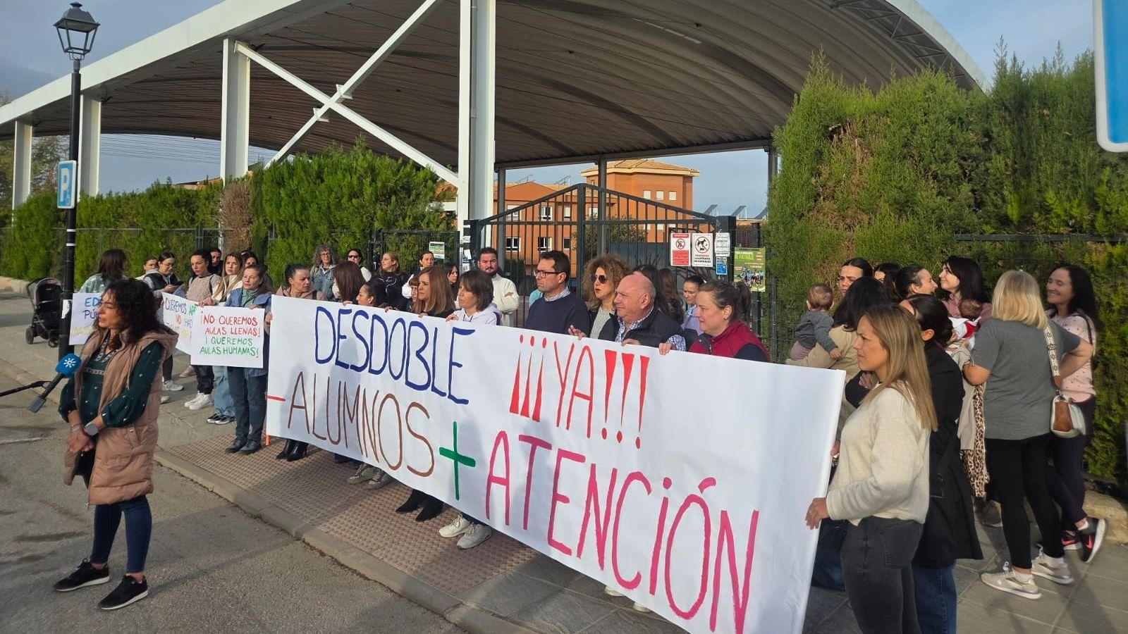 Familias del CEIP Tierno Galván de La Zubia se han manifestado a las puertas de este centro educativo