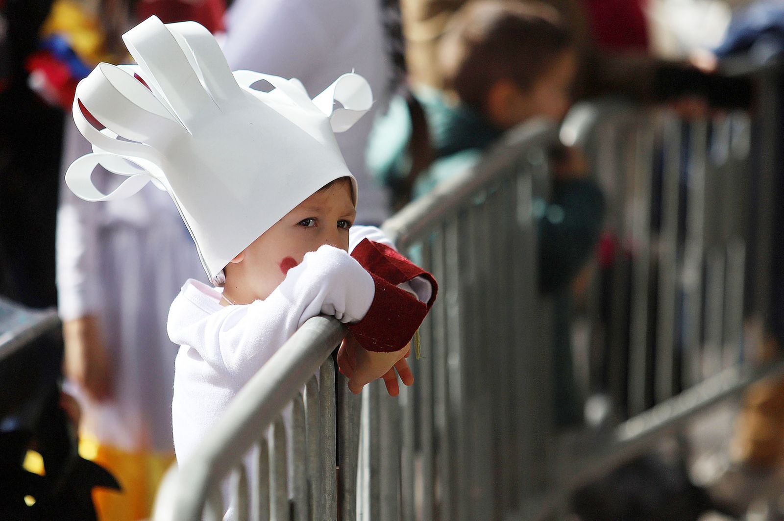 Imágenes del ambiente en la mañana de carnaval en Huelva