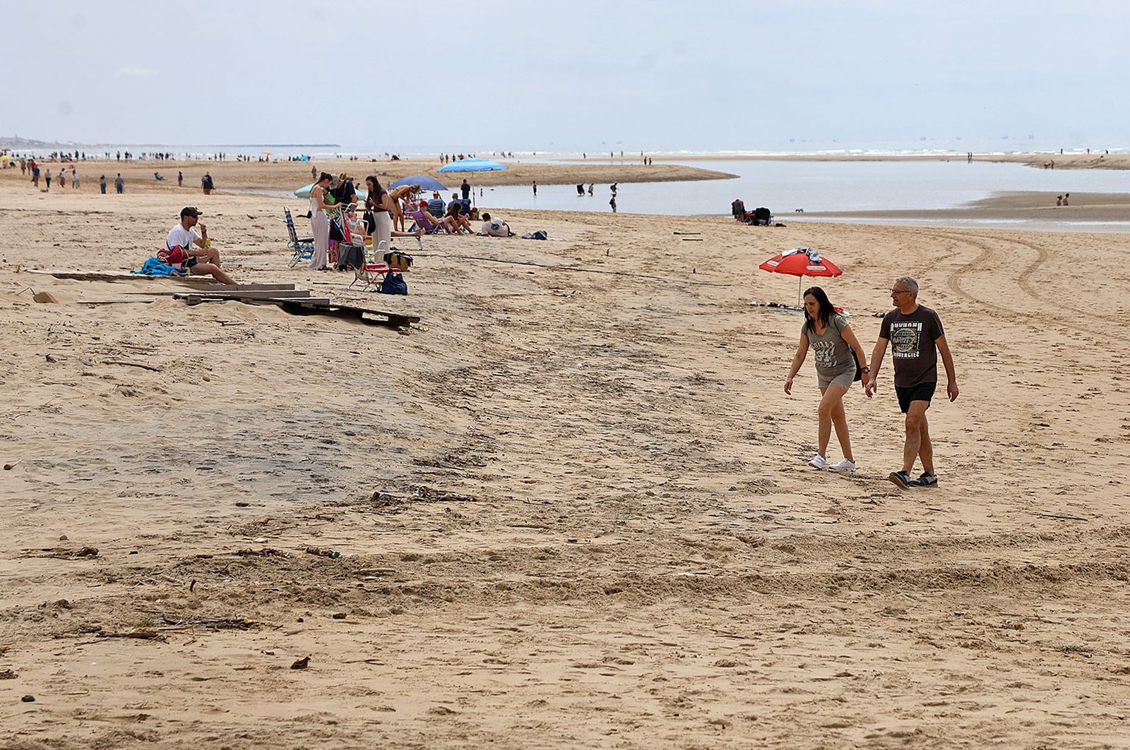 Imágenes del ambiente en la playa de El Portil durante la mañana del 1 de mayo