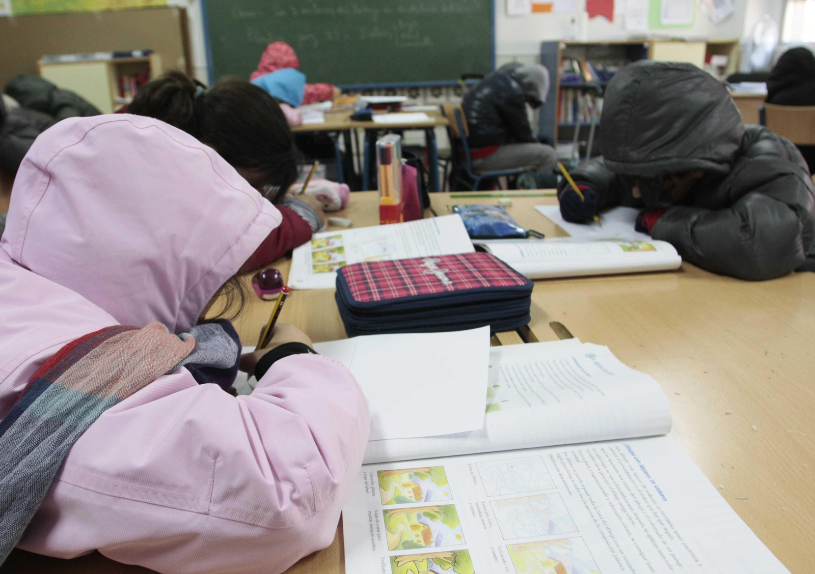 Varios alumnos de en una clase. Varios alumnos de en una clase.