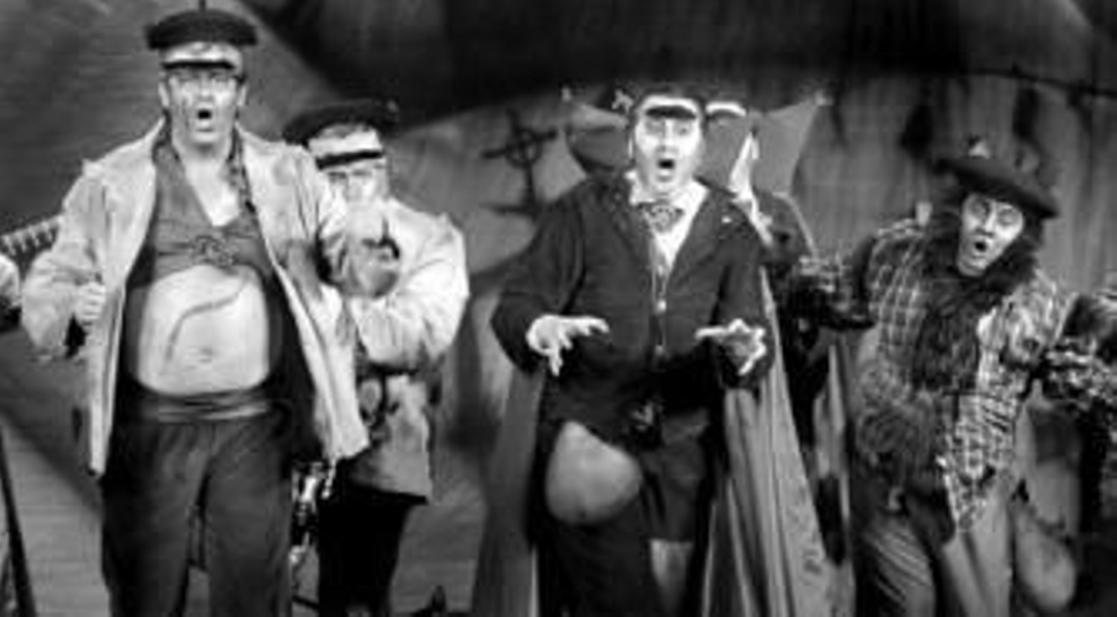 La chirigota 'Los monstruos de pueblo', será la encargada de poner el toque chirigotero en la velada gaditana.