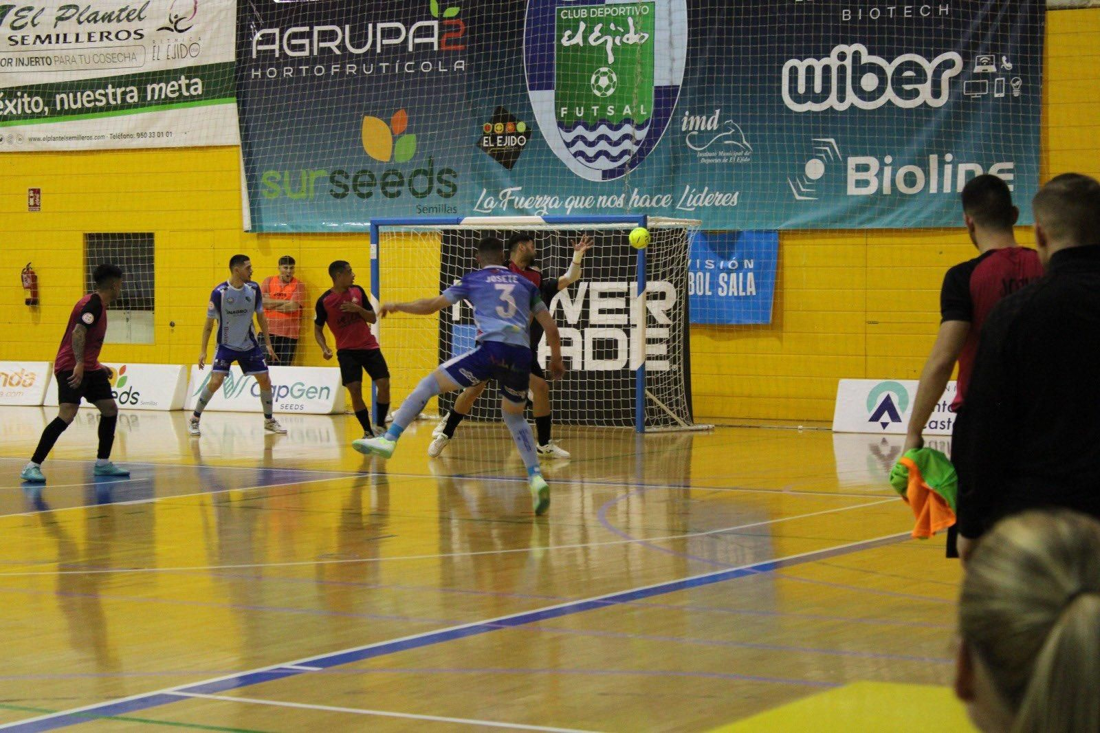 Ocasión del celeste Josete en una acción del encuentro frente a los melillenses de este sábado.