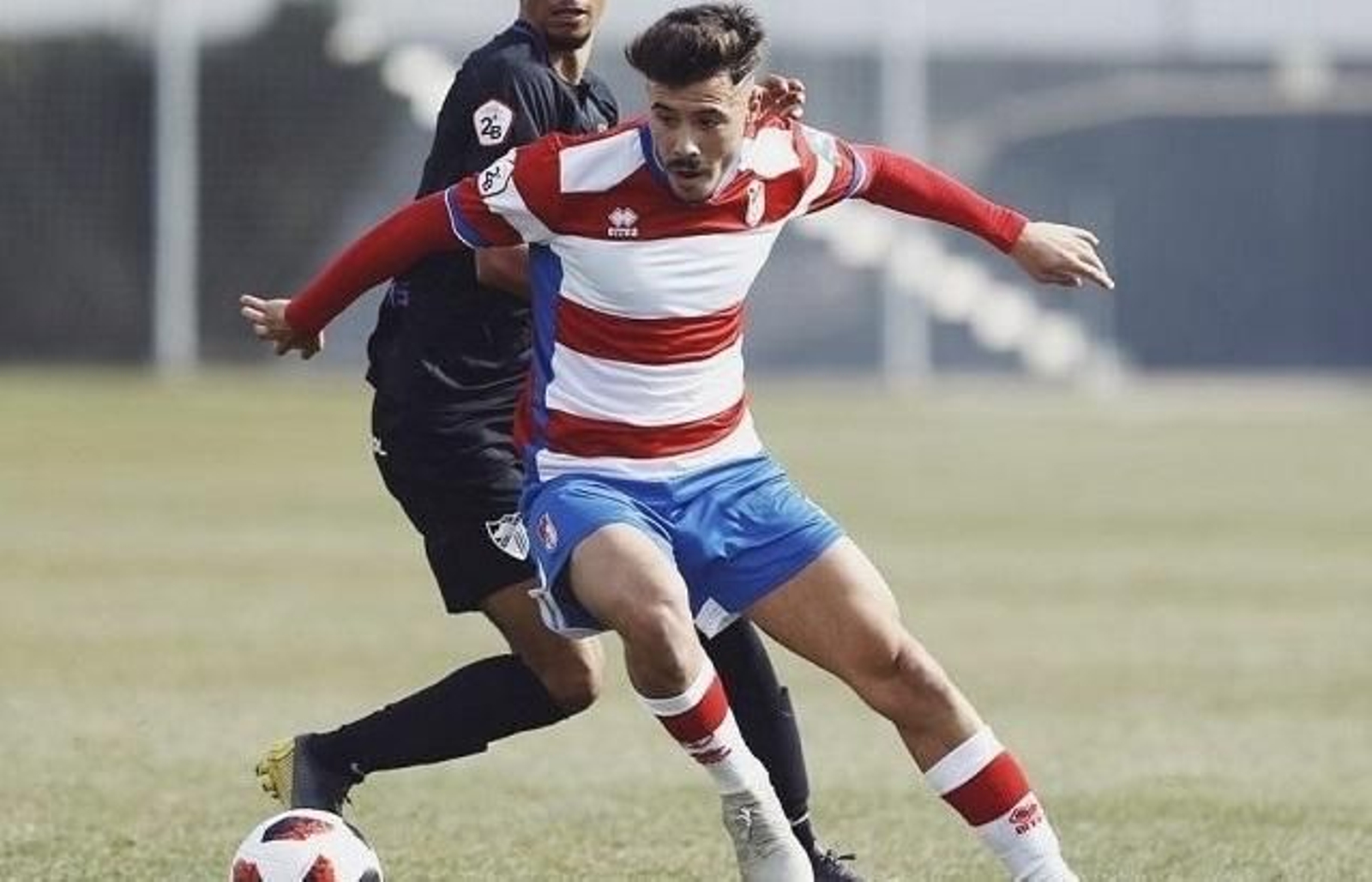 Alejandro Viedma, en un encuentro con el filial del Granada.