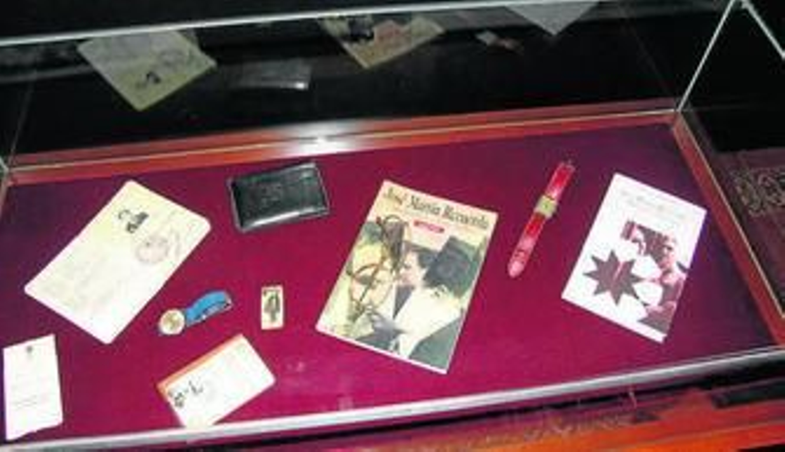 La Fundación reúne material bibliográfico y objetos personales del autor.