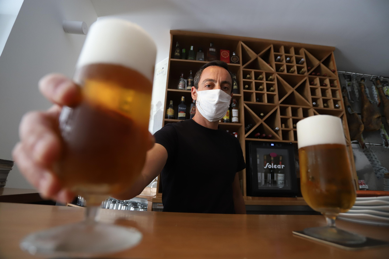 Imágenes del disfrute en fase tres de desescalada en la barra de los bares