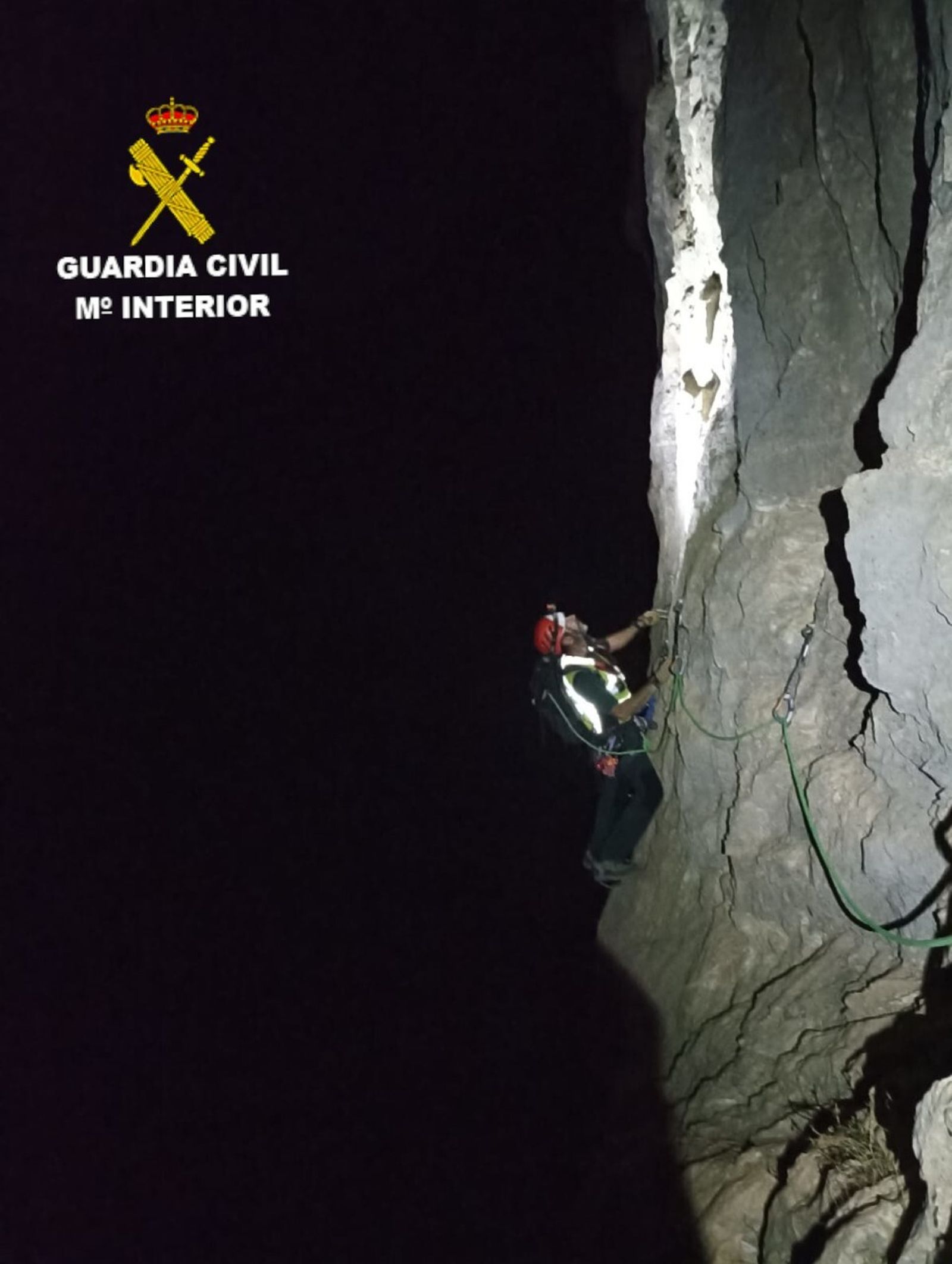 Rescatan a dos montañeros enriscados en zona de escalada de Los Vados de Vélez de Benaudalla