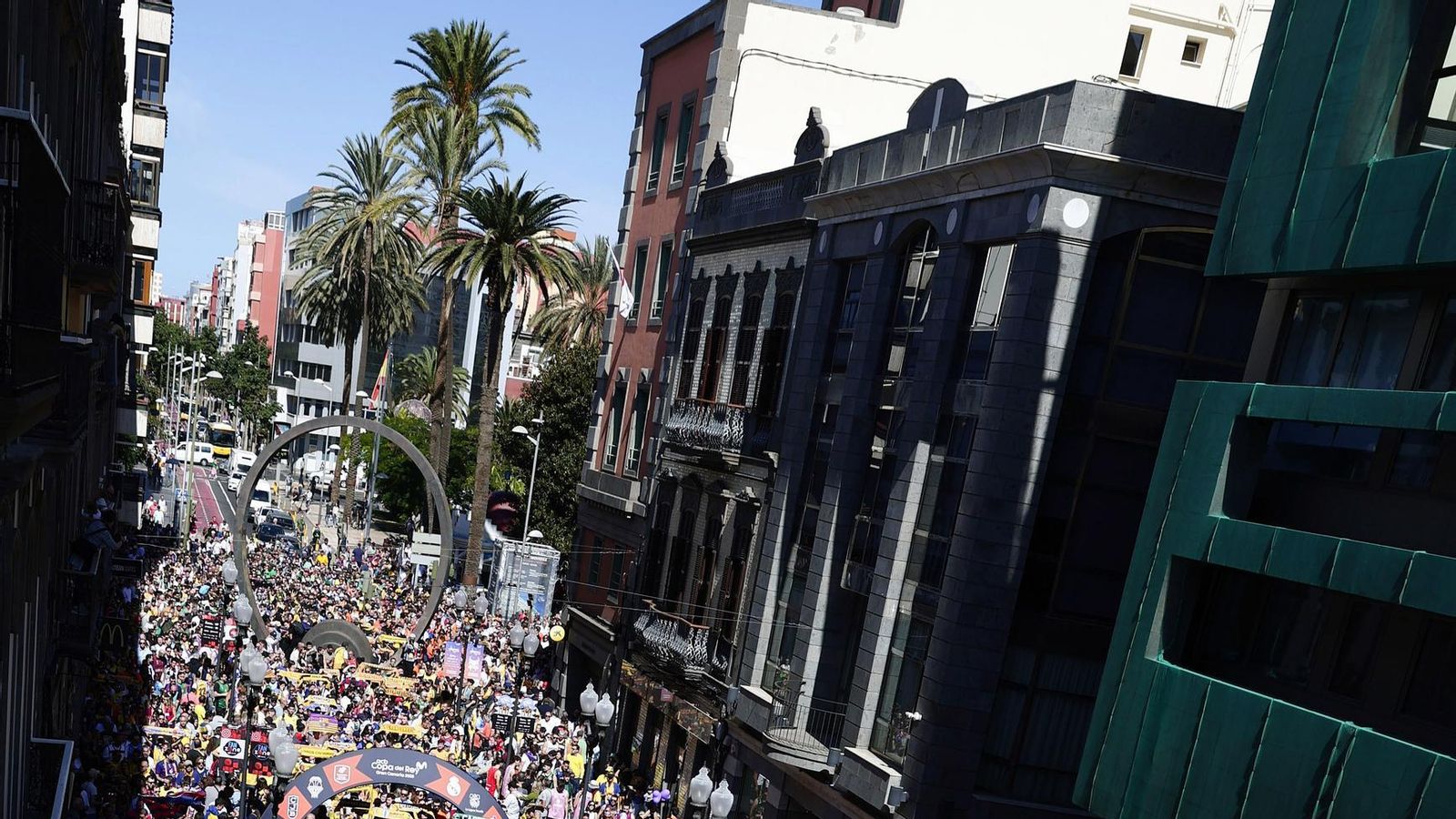 La gran fiesta de las aficiones en la Copa: Miles de personas toman las calles de Las Palmas