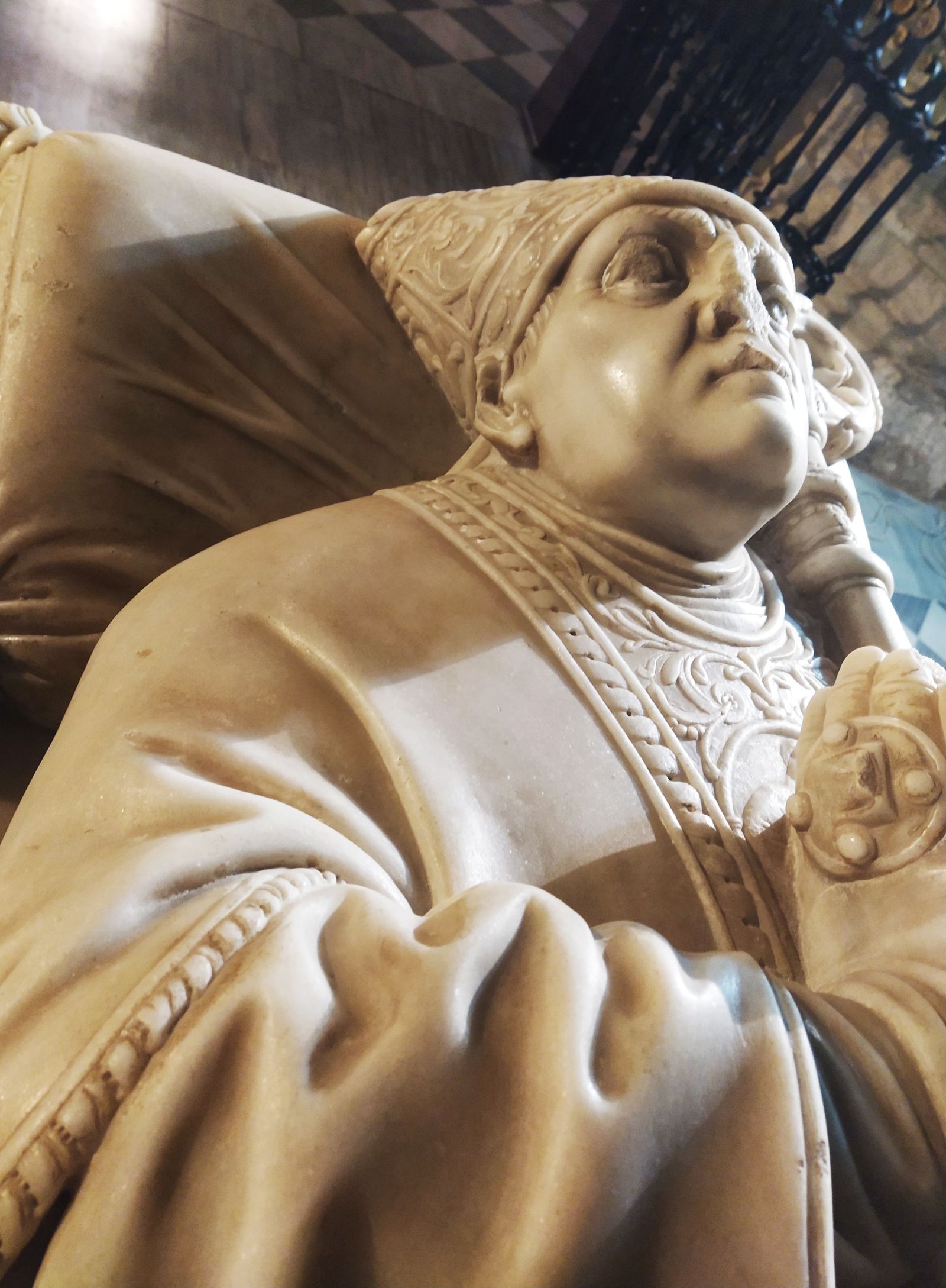 Escultura del obispo Villalán sin nariz. Catedral de Almería