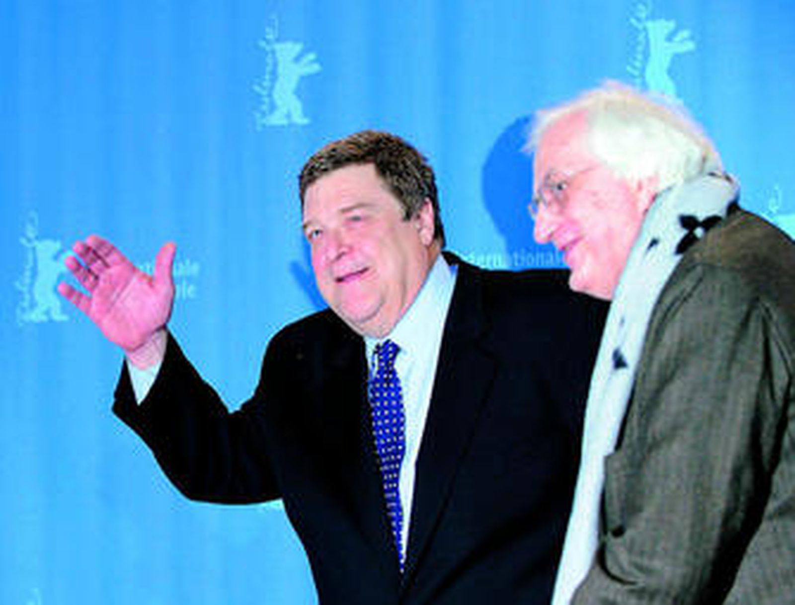 El actor John Goodman y el director Bertrand Tavernier, en el pase gráfico de 'In the electric mist'.