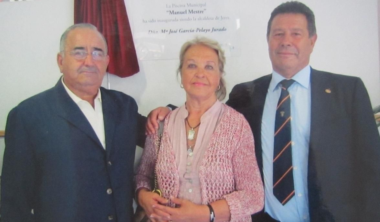 Manolo Mestre, en la inauguración de la piscina que lleva su nombre en Jerez junto a su esposa, Loli López, y Pepe Barroso, entonces vicepresidente del CN Jerez. Manolo Mestre, en la inauguración de la piscina que lleva su nombre en Jerez junto a su esposa, Loli López, y Pepe Barroso, entonces vicepresidente del CN Jerez.