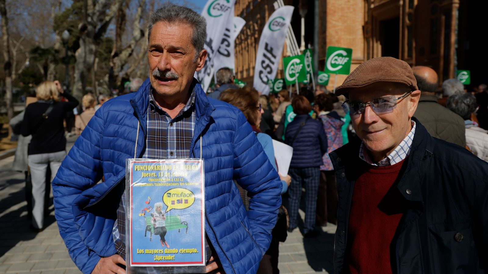 Antonio Gutiérrez y Antonio Franco, dos profesores jubilados, durante la protesta.