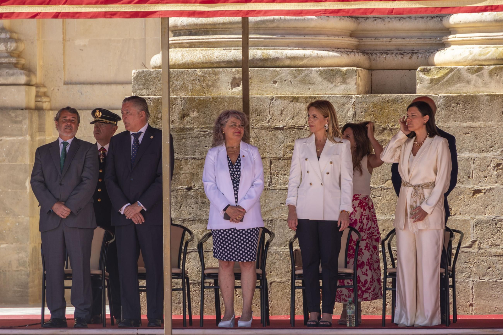 Las imágenes de la entrega de despachos a los nuevos suboficiales de la Armada Las imágenes de la entrega de despachos a los nuevos suboficiales de la Armada