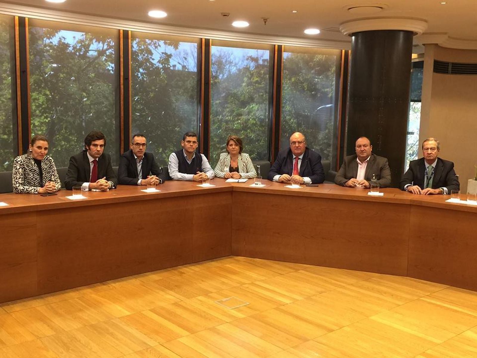 Lourdes Ramos y Eugenio Gonzálvez, durante el encuentro mantenido con representantes de Cemex en Madrid.