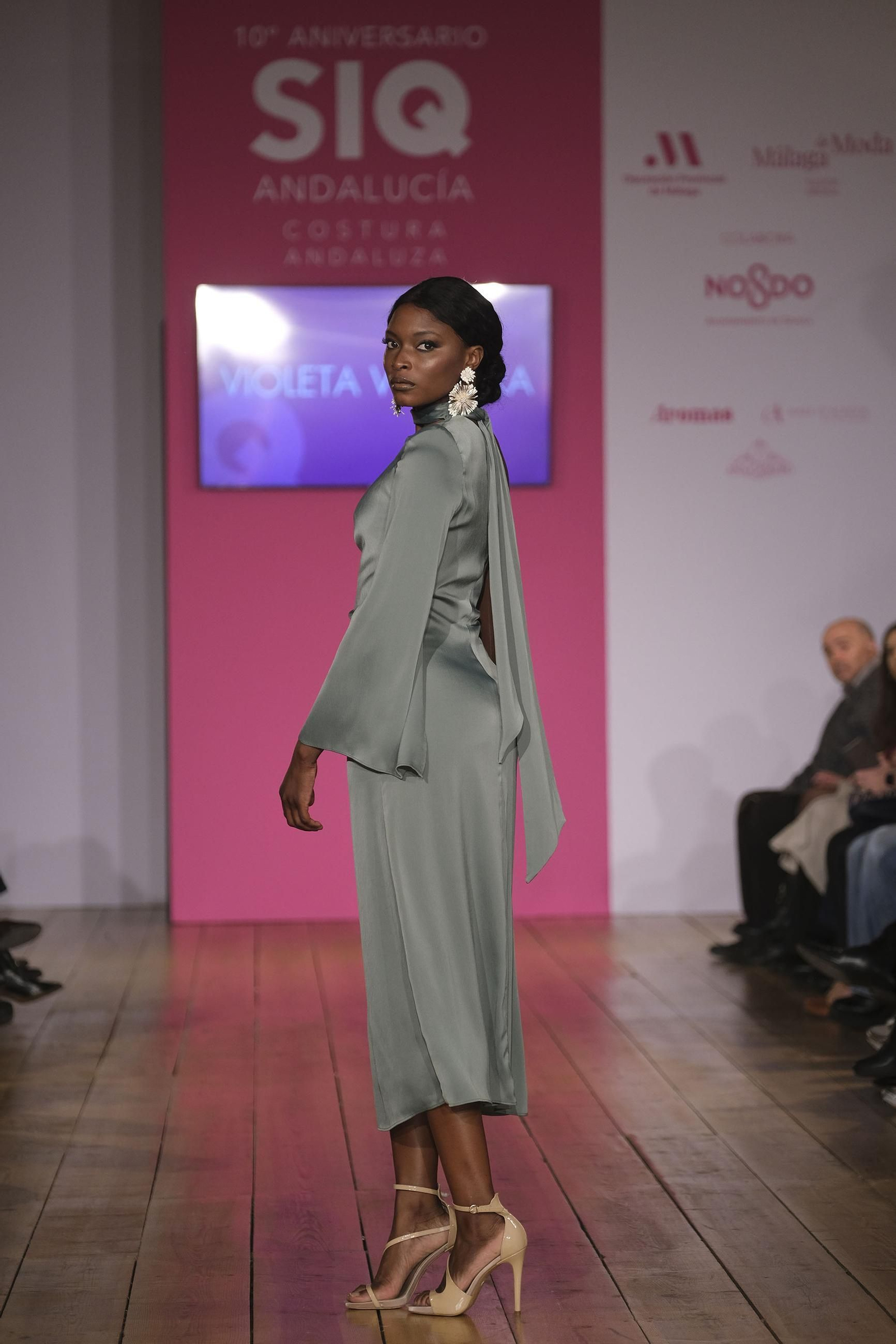 Sobriedad y minimalismo en las invitadas de Violeta Vergara