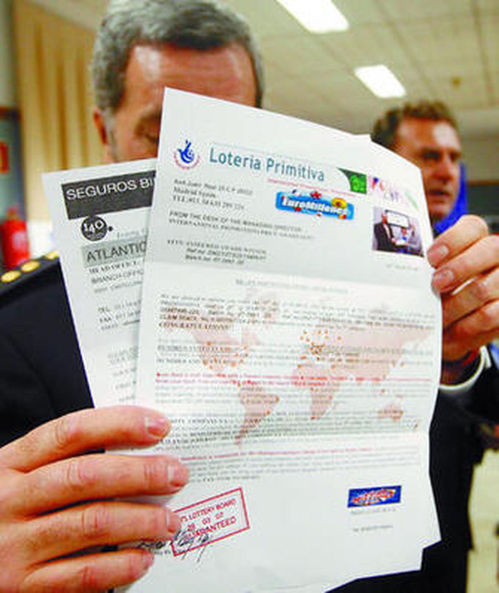 Un agente muestra parte del material incautado tras desarticular una banda.