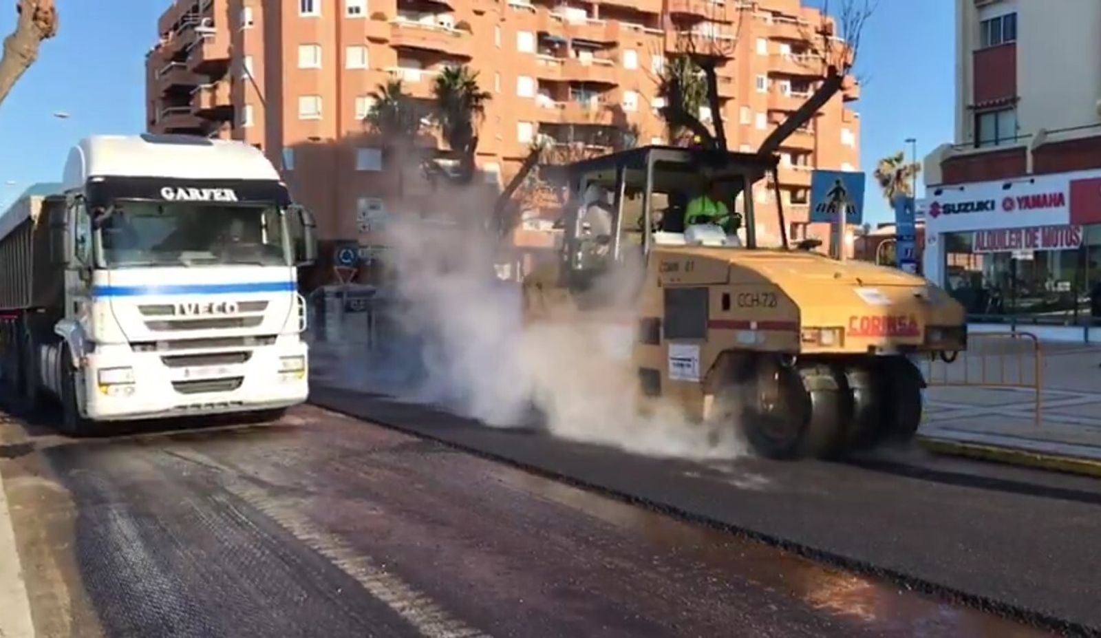 Los trabajos de asfaltado de los viales de tráfico del céntrico paseo de La Calzada.