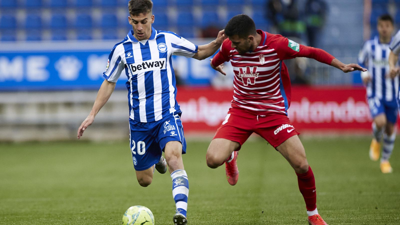 Fede Vico acude a presionar a Pere Pons, autor de uno de los tantos del Alavés.