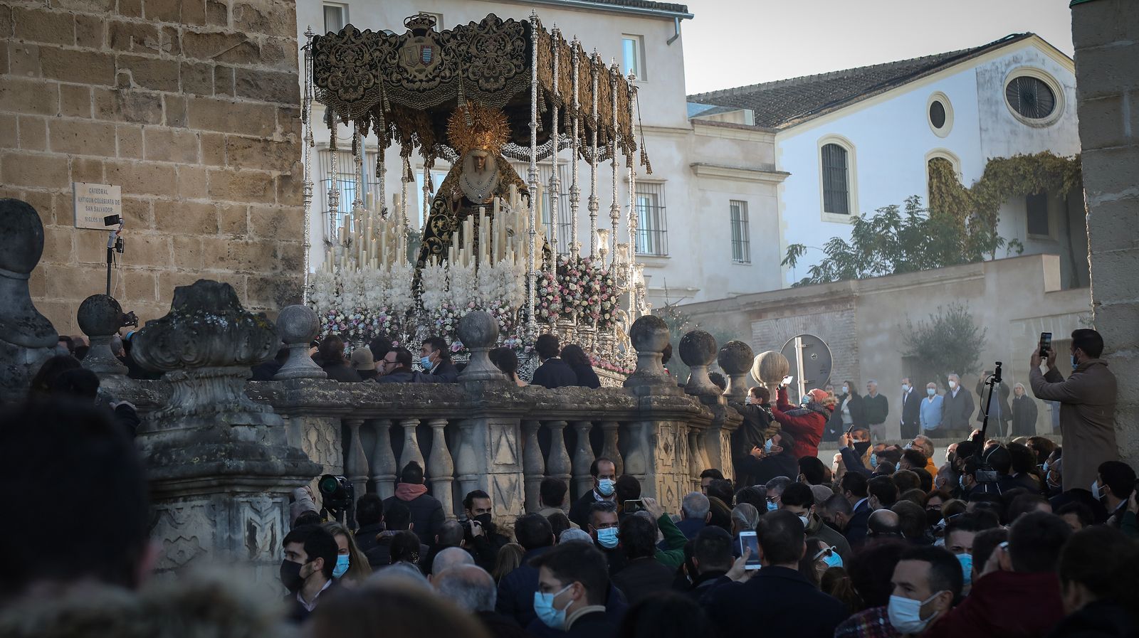 Gran ambiente cofrade en el traslado de la Virgen de la Esperanza a la Catedral