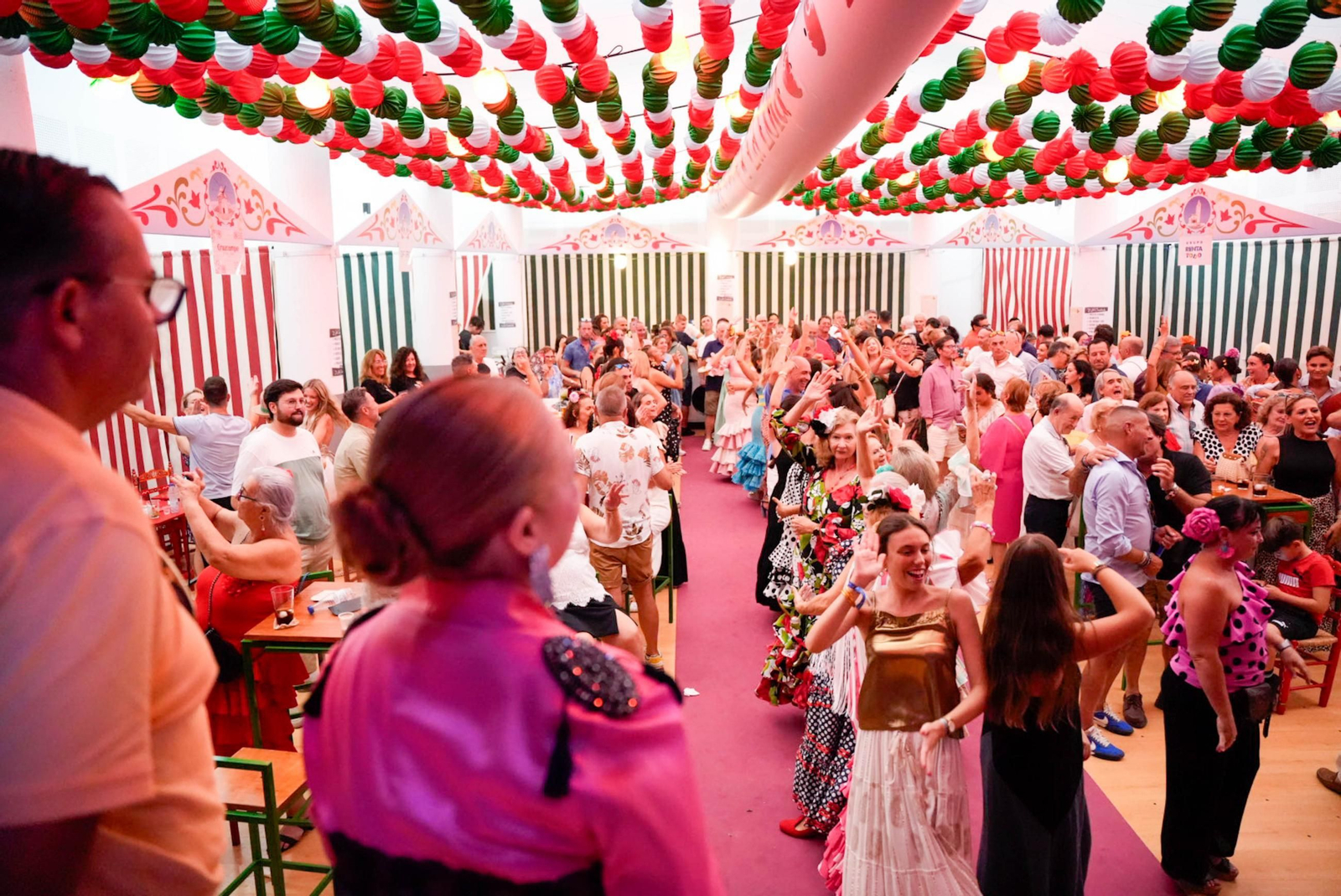 Así bailan en el concurso de sevillanas de La Lola de la fería de Almería