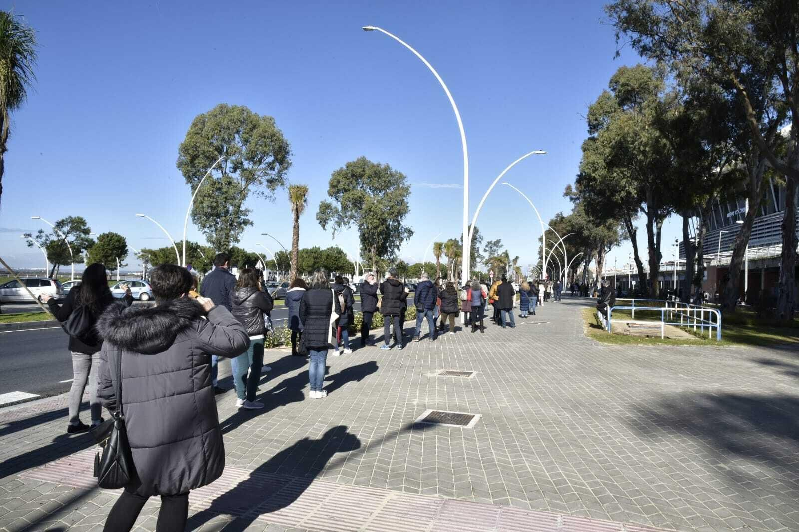 Colas en el estadio Nuevo Colombino.