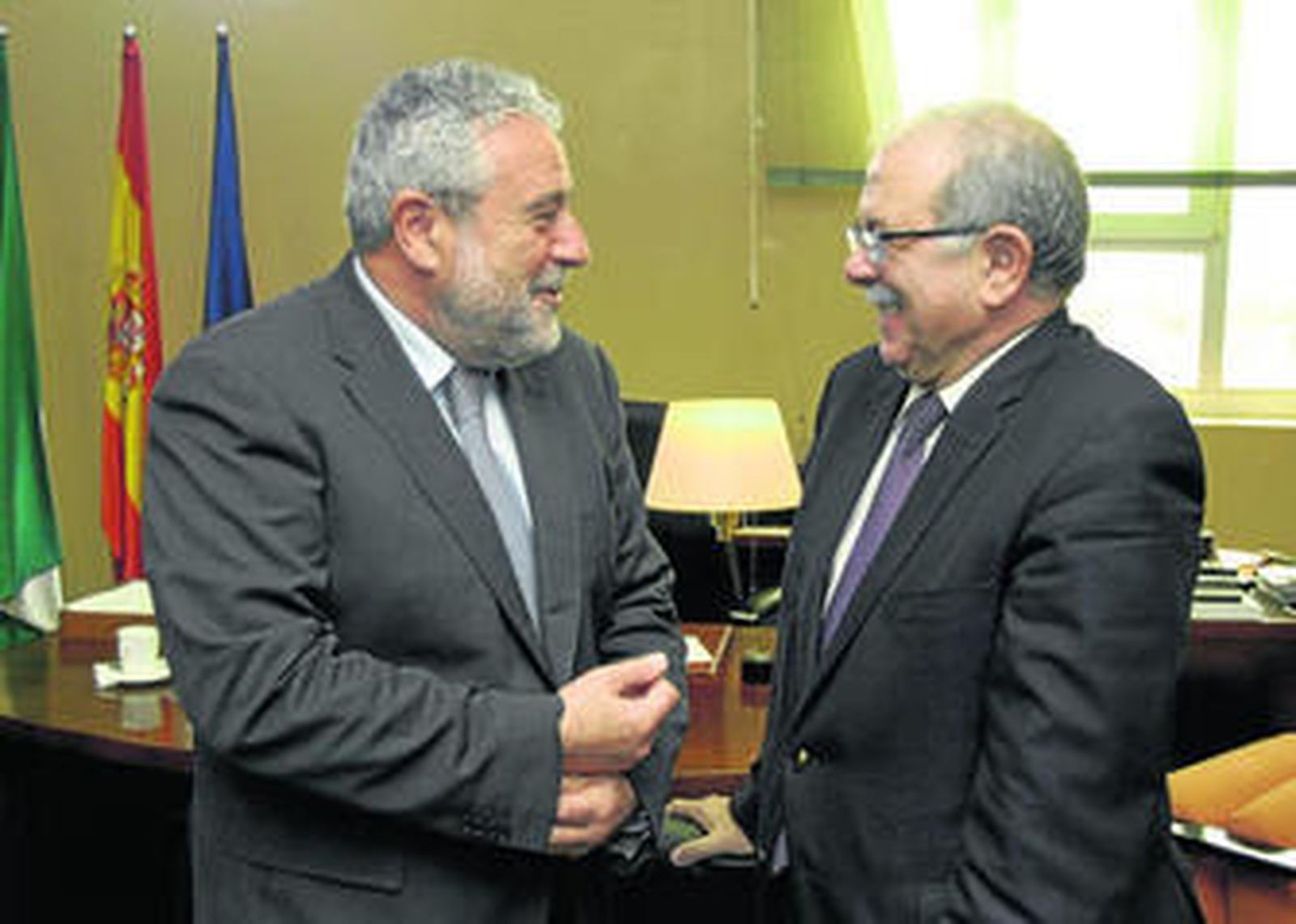 Joaquín Durán conversa ayer con José Moratalla, presidente del consejo de administración de la RTVA.
